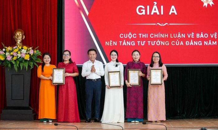 Lãnh đạo Đảng ủy xã Chiên Đàn trao giải Cuộc thi chính luận về bảo vệ nền tảng tư tưởng của Đảng năm 2026. Ảnh: HỒ QUÂN