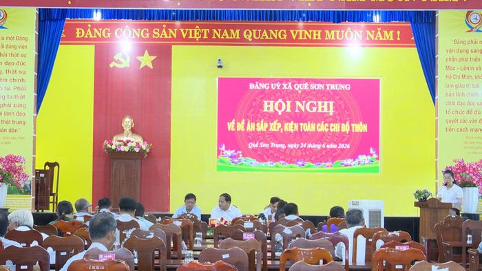 Đảng ủy xã Quế Sơn Trung tổ chức hội nghị cho ý kiến Đề án sắp xếp, kiện toàn các chi bộ thôn. Ảnh: DUY THÁI