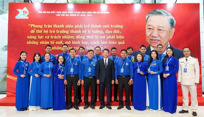 Phó Bí thư Thành ủy Ngô Xuân Thắng (hàng đầu, thứ 7 từ trái sang) dự phiên trọng thể đại hội và chụp ảnh lưu niệm cùng Đoàn đại biểu Thành đoàn Đà Nẵng. Ảnh: Thành đoàn
