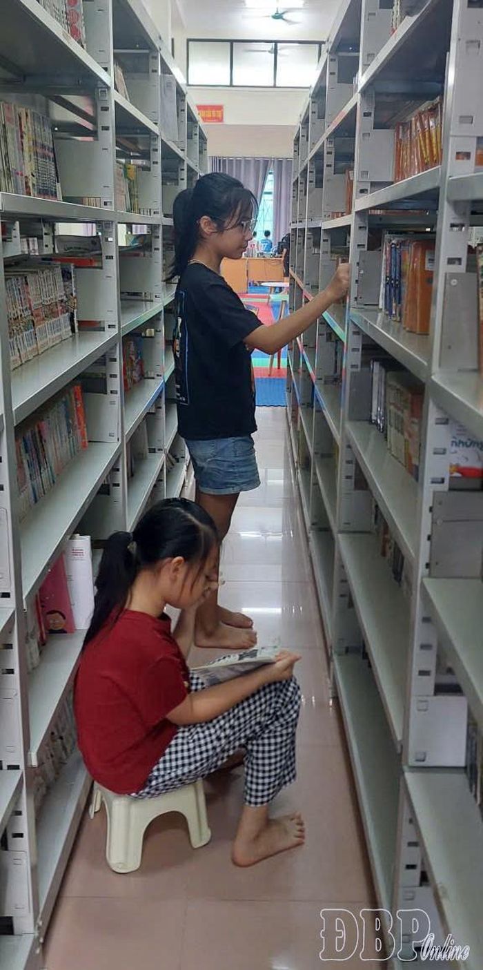 Các loại sách, truyện tranh được sắp xếp theo nhóm, loại, giúp các em dễ tìm.