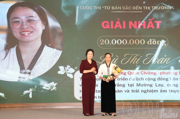 Ban Tổ chức trao giải Nhất Cuộc thi "Từ bản sắc đến thị trường" cho Hợp tác xã Quan Chiêng (phường Mường Lay).