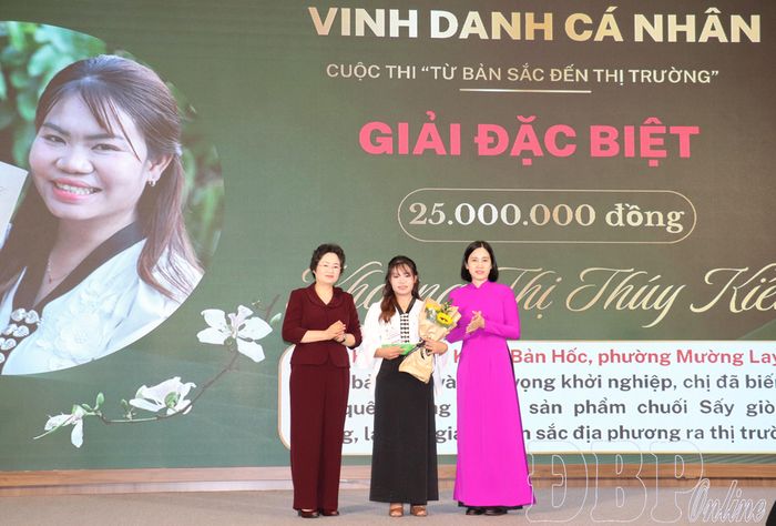 Ban Tổ chức trao giải đặc biệt Cuộc thi “Từ bản sắc đến thị trường” cho Hợp tác xã Xuân Kiều (phường Mường Lay).