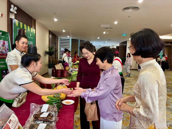 Đại biểu tham quan không gian trưng bày sản phẩm OCOP và đặc sản địa phương.