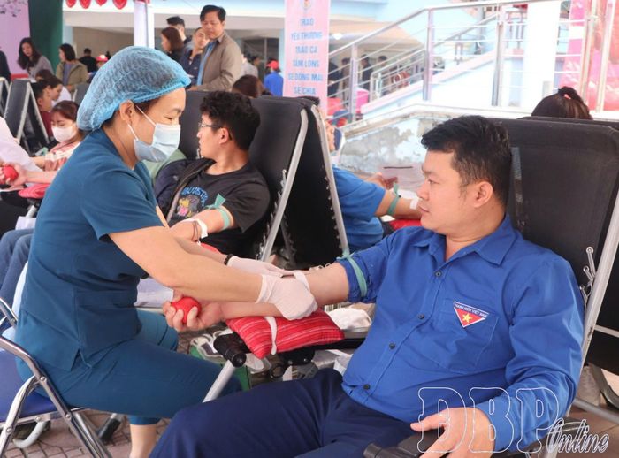 Anh Quàng Mạnh Hải tham gia hiến máu tình nguyện.
