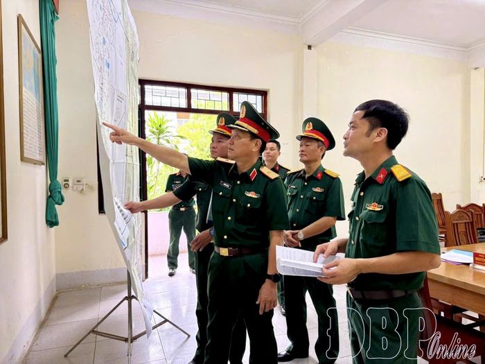 Thiếu tướng Nguyễn Thế Hải, Phó Tham mưu trưởng Quân khu kiểm tra tại Trung đoàn 82 (Sư đoàn 355).