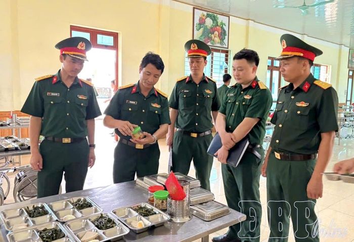 Cơ quan chức năng Quân khu kiểm tra công tác bảo đảm hậu cần tại Trung đoàn 82.