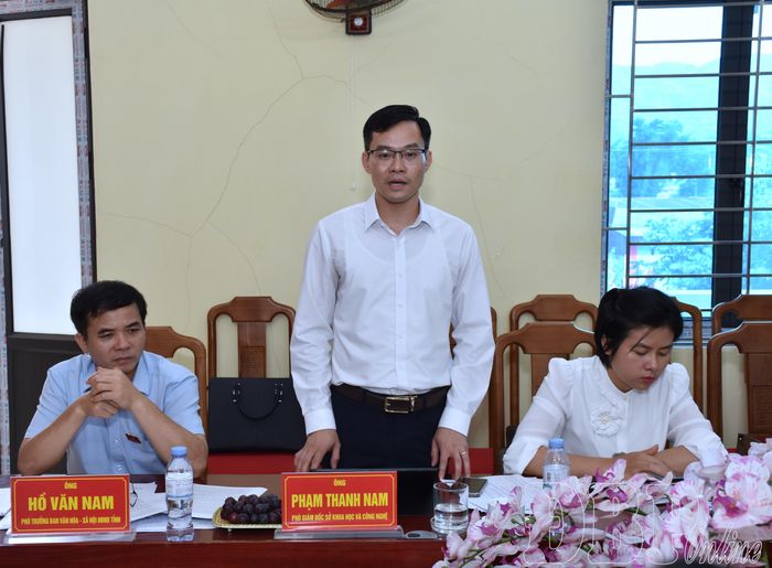 Thành viên đoàn giám sát tham gia ý kiến tại buổi làm việc với UBND xã Mường Phăng.