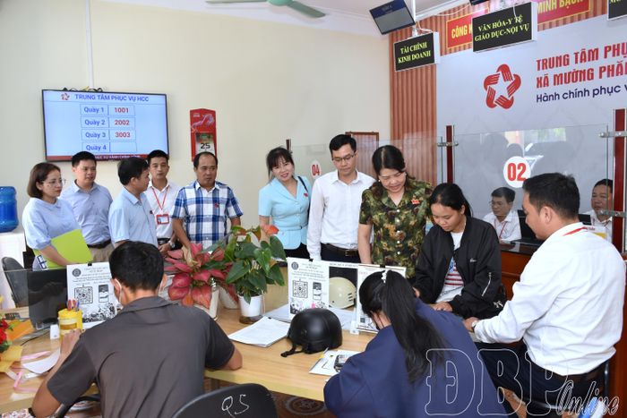 Đoàn giám sát khảo sát tại Trung tâm Phục vụ hành chính công xã Mường Phăng.