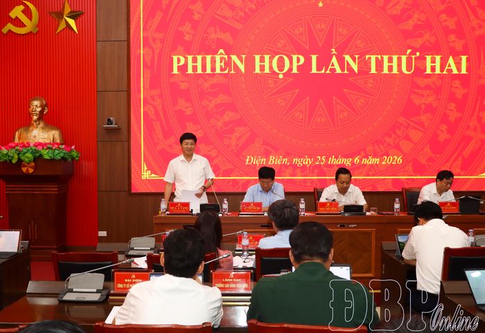 Đồng chí Mùa A Vảng, Ủy viên dự khuyết Ban Chấp hành Trung ương Đảng, Phó Bí thư Tỉnh ủy, Chủ tịch Ủy ban MTTQ Việt Nam tỉnh phát biểu tại phiên họp. 