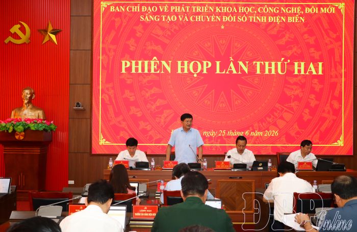 Đồng chí Lê Thành Đô, Phó Bí thư Thường trực Tỉnh ủy, Chủ tịch HĐND tỉnh phát biểu tại phiên họp.