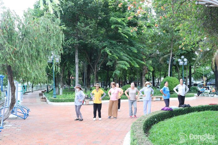 Người dân tập thể dục tại công viên Nguyễn Văn Trị, phường Trấn Biên.