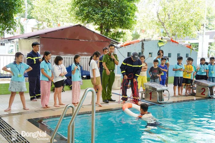 CBCS PCCC và CNCH hướng dẫn kỹ thuật ném phao cứu người