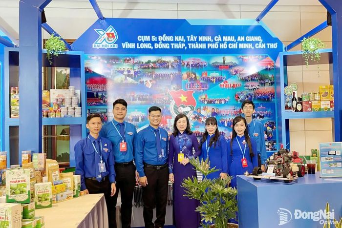 Đồng chí Huỳnh Thị Hằng (giữa), Phó Bí thư Thành ủy, Chủ tịch Ủy ban MTTQ Việt Nam thành phố tham quan và chụp hình với một số đại biểu của đoàn Đồng Nai tại khu vực trưng bày của đại hội. Ảnh: Thành đoàn cung cấp