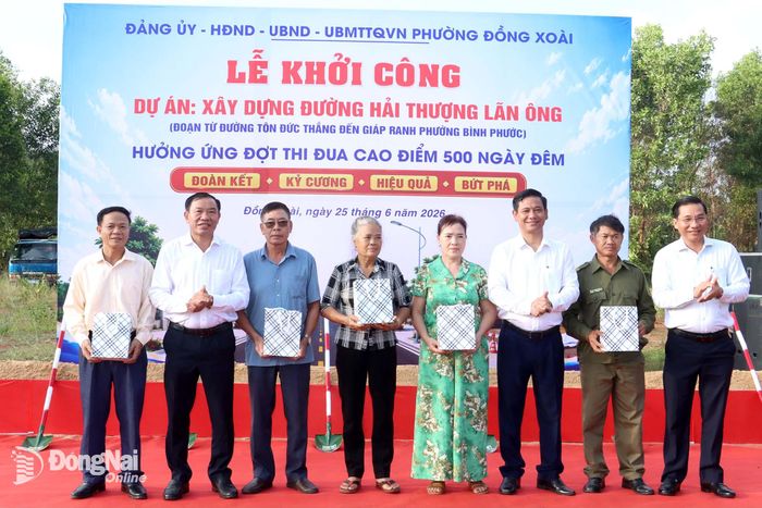 Lãnh đạo Đảng ủy, UBND phường Đồng Xoài tặng quà tri ân các gia đình tự nguyện hiến đất bàn giao mặt bằng đầu tư dự án. Ảnh: Như Nam