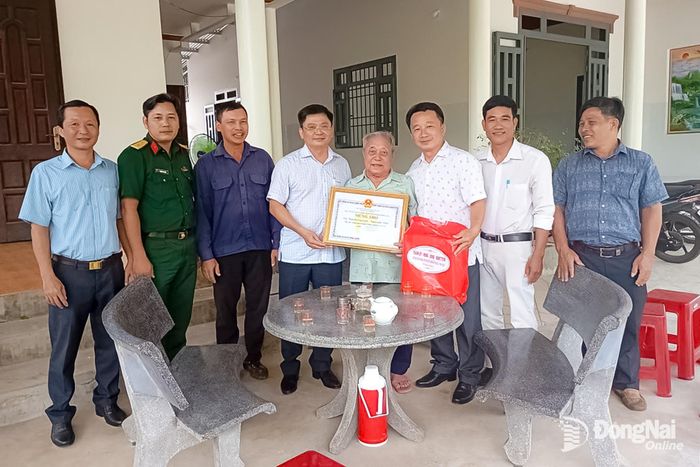 Đoàn lãnh đạo phường An Lộc đến thăm, tặng quà cụ Nguyễn Văn Linh, khu phố Thanh Thịnh, phường An Lộc.