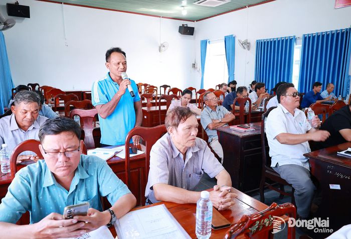 Đại diện các ấp, khu dân cư và cán bộ cơ sở tham gia thảo luận, đóng góp ý kiến tại hội nghị. Ảnh: Bùi Dũng