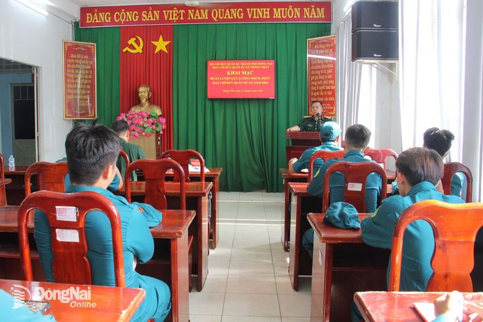 Chỉ huy trưởng Ban Chỉ huy Quân sự xã Thống Nhất Nguyễn Văn Hồng phát biểu khai mạc huấn luyện lực lượng dân quân cơ động năm 2026.