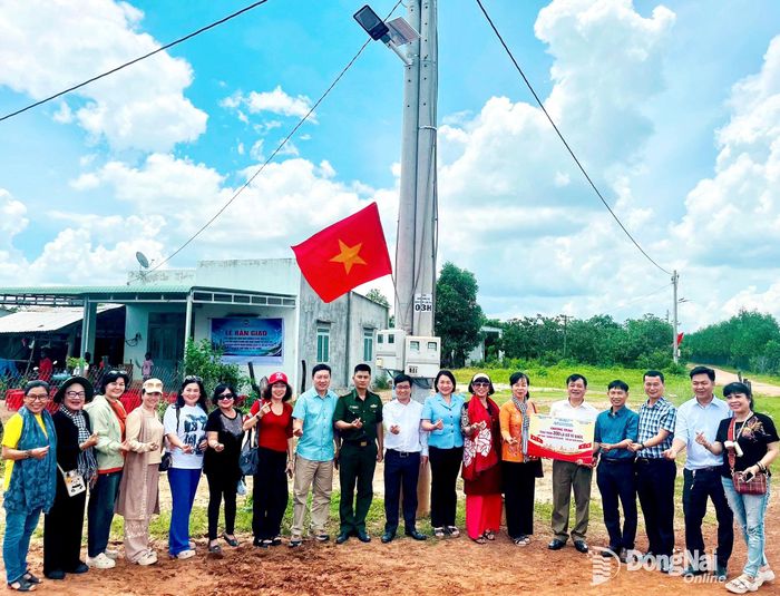 Bàn giao công trình “Ánh sáng biên cương” tại tổ 3, ấp Suối Thôn.
