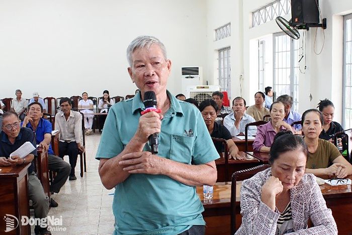 Người dân phát biểu ý kiến tại buổi đối thoại. Ảnh: Phan Trí