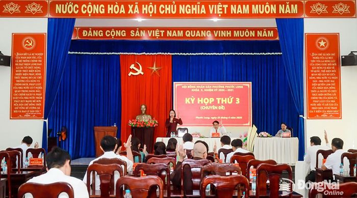 Đại biểu HĐND phường Phước Long biểu quyết tán thành thông qua nghị quyết. Ảnh: Ngọc Nhật