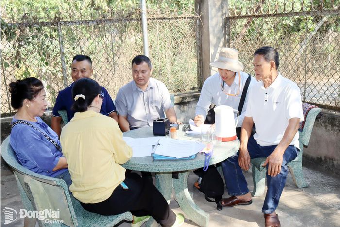 Kiểm kê mặt bằng dự án đường Vành đai 4 - Thành phố Hồ Chí Minh tại xã Hưng Thịnh, công trình có kế hoạch khởi công ngày 30-6 tới. Ảnh: Hoàng Lộc