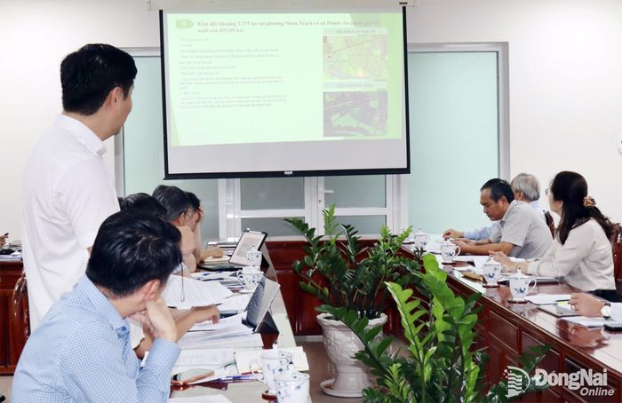 Thành viên dự họp báo cáo về một khu đất trong các khu đất dự kiến đấu giá.