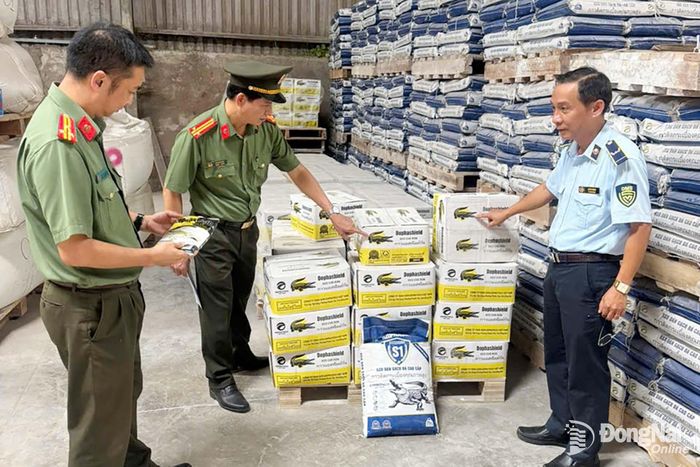 Cán bộ cơ quan chức năng kiểm tra tại Công ty TNHH Sơn Exprotech Việt Nam (phường Phước Tân). Ảnh: Quốc Vinh