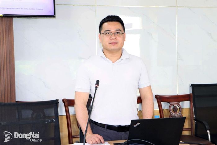 Đại diện nhóm nghiên cứu đề tài thuyết minh tại cuộc họp. Ảnh: Thanh Cảnh
