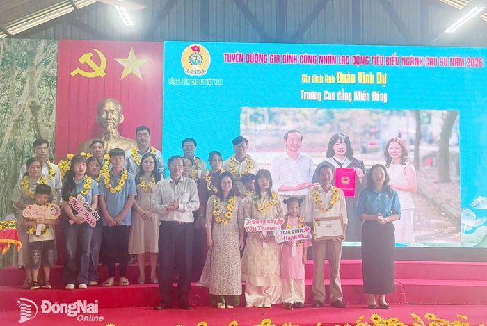 Gia đình Thầy Đoàn Vinh Dự nhận Tuyên dương tại chương trình “Tuyên dương gia đình Công nhân lao động tiêu biểu ngành cao su năm 2026 do Công ty TNHH MTV Cao su Bình Long, Công đoàn Cao su Việt Nam tổ chức tại Khu văn hóa Thác số 4. Ánh: Thu Hà - Duy Khánh