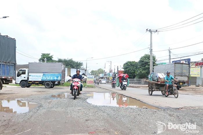 Đường Bàu Cạn bị xuống cấp trầm trọng, trong đó có nguyên nhân phục vụ vận chuyển đất thi công cao tốc Biên Hòa - Vũng Tàu. Ảnh: Phạm Tùng