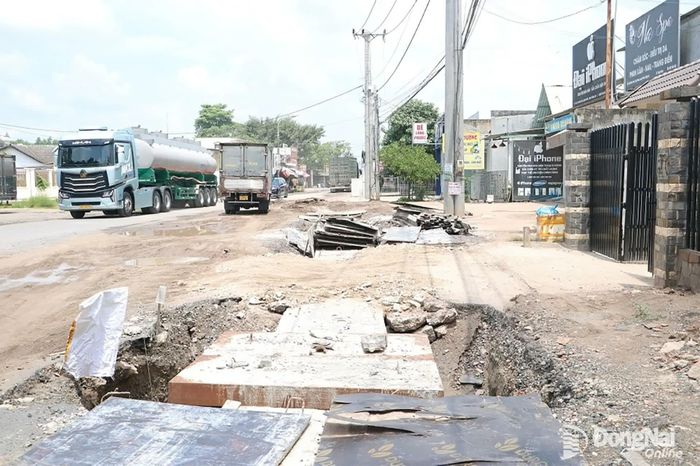 Hạng mục tuyến thoát nước đường Bàu Cạn thi công ì ạch, vật liệu tập kết tràn lan ảnh hưởng đến đời sống và kinh doanh của người dân 2 bên tuyến đường. Ảnh: Phạm Tùng
