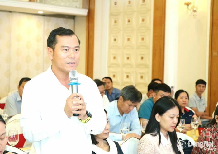 Đại diện Khu công nghiệp Amata đặt câu hỏi thảo luận với các chuyên gia. Ảnh: Vương Thế