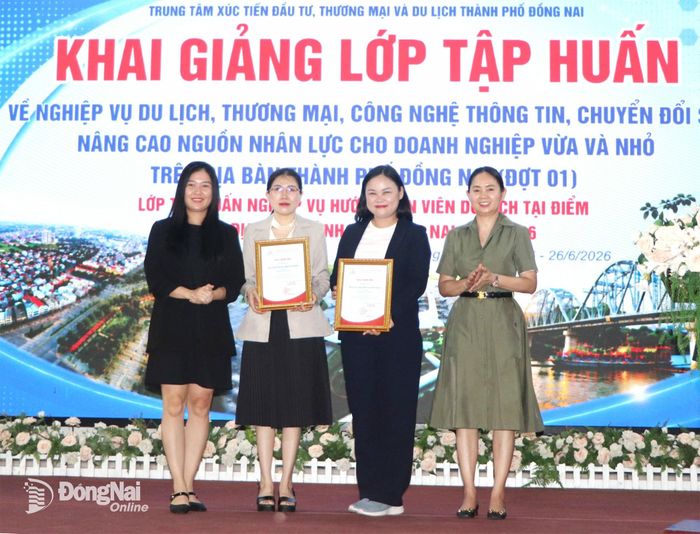 Ban tổ chức lớp tập huấn tri ân giảng viên Trường đại học Kinh tế - Tài chính Thành phố Hồ Chí Minh tại buổi khai giảng. Ảnh: Ngọc Liên
