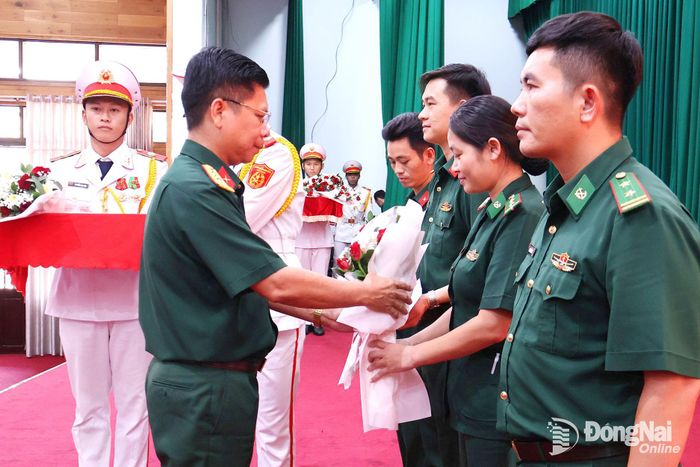 Đại tá Nguyễn Thanh Phong, Thành ủy viên, Phó Bí thư Thường trực Đảng ủy Quân sự, Chính ủy Bộ Chỉ huy Quân sự thành phố Đồng Nai tuyên dương các cá nhân có thành tích trong hội thi, hội thao. Ảnh: Nguyệt Hà