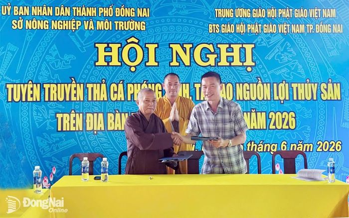 Đại diện Chi cục Thú y và Chăn nuôi thành phố Đồng Nai và Ban trị sự Giáo hội Phật giáo Việt Nam thành phố Đồng Nai ký kết Bản ghi nhớ hợp tác giữa Sở Nông nghiệp và Môi trường và Ban trị sự Giáo hội Phật giáo Việt Nam thành phố Đồng Nai giai đoạn 2026-2030. Ảnh: Quang Phát