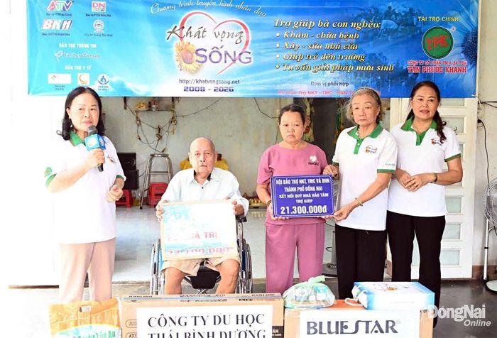 Các câu lạc bộ, đội, nhóm thiện nguyện thành phố Đồng Nai trao tặng kinh phí điều trị bệnh cho em Hằng. Ảnh: Khánh Đan