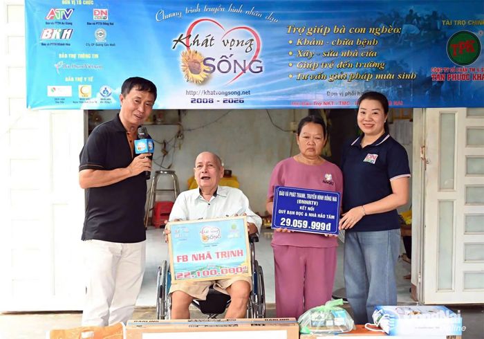 Đại diện Báo và Phát thanh, Truyền hình Đồng Nai (ĐNNRTV) đã gửi trao trực tiếp số tiền do bạn đọc khắp nơi gửi về ủng hộ. Ảnh: Khánh Đan