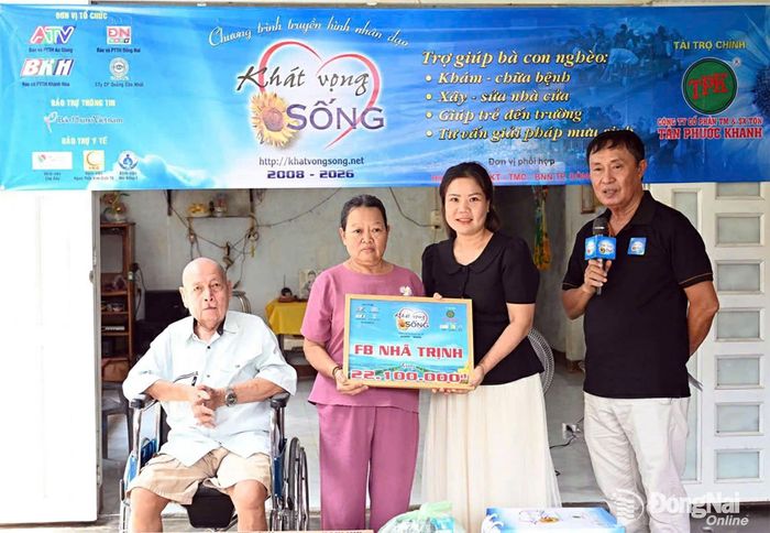 Chị Nhã Trịnh trao bảng tài trợ tiêu biểu tại chương trình. Ảnh: Khánh Đan