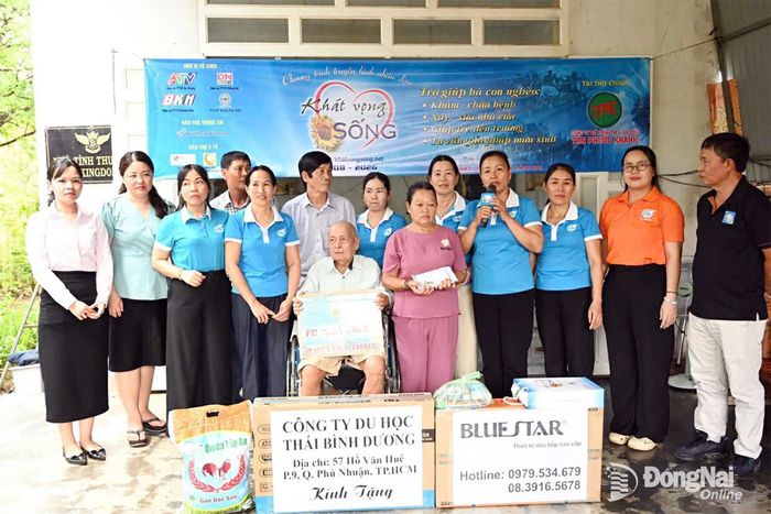 Sự đồng hành sát sao của chính quyền xã Long Hà trong buổi trao tặng, đảm bảo nguồn hỗ trợ của các nhà hảo tâm được sử dụng hiệu quả và minh bạch nhất. Ảnh: Khánh Đan