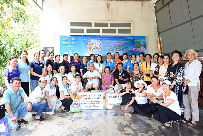 Những vòng tay nhân ái đã mở ra một "phép màu hồi sinh" có thật, cho gia đình bà Phụng, giữa khúc cua nghiệt ngã của số phận. Ảnh: Khánh Đan