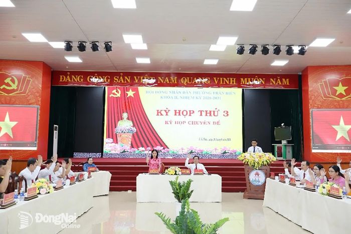 Đại biểu HĐND phường Trấn Biên biểu quyết thông qua các dự thảo nghị quyết trình tại kỳ họp. Ảnh: Thùy Anh