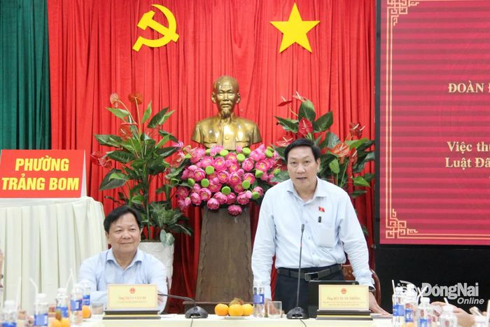Ông Bùi Xuân Thống, Thành ủy viên, Phó Trưởng đoàn Thường trực Đoàn đại biểu Quốc hội thành phố, Trưởng đoàn khảo sát số 1 chủ trì buổi làm việc tại phường Trảng Bom. Ảnh: Trần Danh