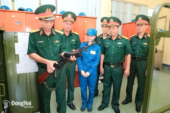 Đoàn kiểm tra vũ khí trang bị tại Ban Chỉ huy Quân sự phường Dầu Giây. Ảnh: ĐVCC