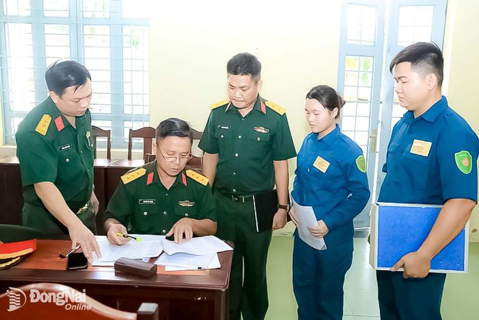 Đoàn kiểm tra hồ sơ, sổ sách tại Ban Chỉ huy Quân sự phường Trảng Bom. Ảnh: ĐVCC