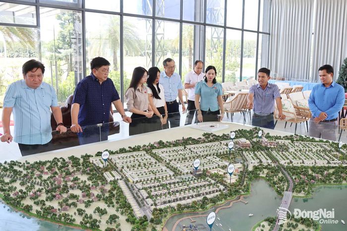 Đoàn công tác đại biểu Quốc hội thành phố Đồng Nai khảo sát tại Dự án Khu dân cư Phước Thắng, xã Nha Bích, thành phố Đồng Nai. Ảnh: Ngọc Thuận 
