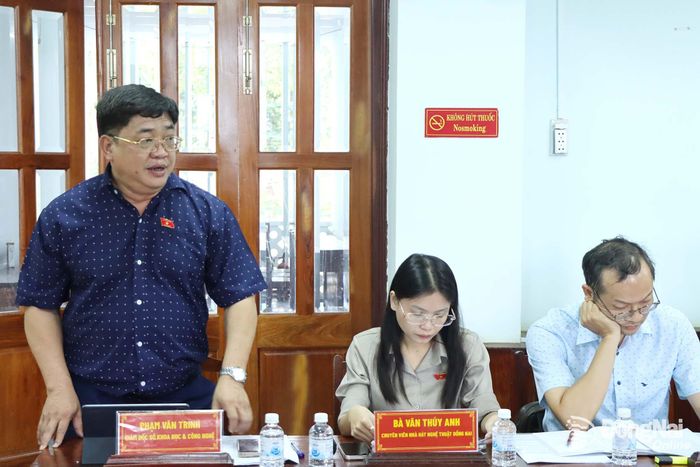 Đại biểu Quốc hội Phạm Văn Trinh, Thành ủy viên, Giám đốc Sở Khoa học và Công nghệ thành phố Đồng Nai phát biểu tại buổi làm việc với xã Lộc Tấn và phường Lộc Ninh. Ảnh: Ngọc Thuận 