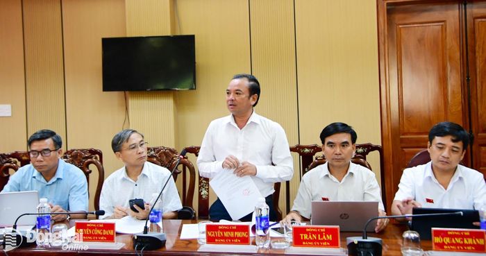 Các đồng chí Đảng ủy viên Đảng ủy Ban Chỉ huy Bộ đội Biên phòng thành phố trao đổi ý kiến tại hội nghị. Ảnh: Hữu Thịnh
