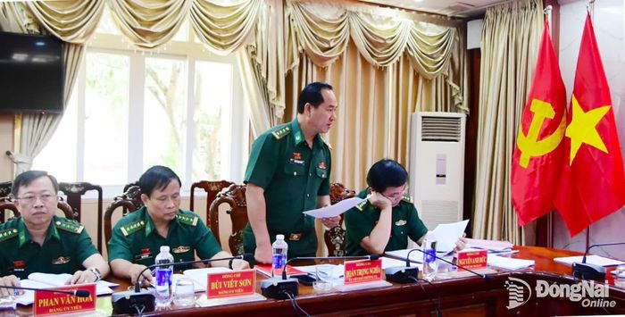 Thượng tá Đoàn Trọng Nghĩa, Ủy viên Ban Thường vụ Đảng ủy, Phó Chỉ huy trưởng kiêm Tham mưu trưởng Ban Chỉ huy Bộ đội Biên phòng thành phố báo cáo làm rõ thêm các nội dung liên quan trong hội nghị. Ảnh: Hữu Thịnh