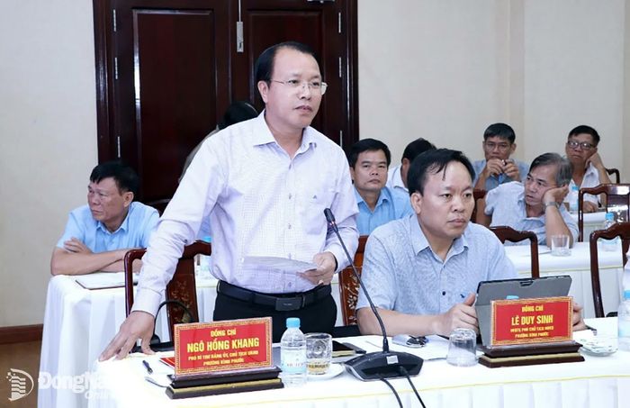 Phó Bí thư Đảng ủy, Chủ tịch UBND phường Bình Phước Ngô Hồng Khang phát biểu làm rõ nội dung các ý kiến góp ý tại hội nghị. Ảnh: Nhã Trâm