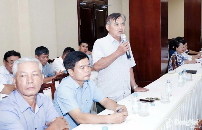 Bí thư các chi bộ khu phố thuộc Đảng bộ phường Bình Phước dự hội nghị và phát biểu đóng góp ý kiến. Ảnh: Nhã Trâm